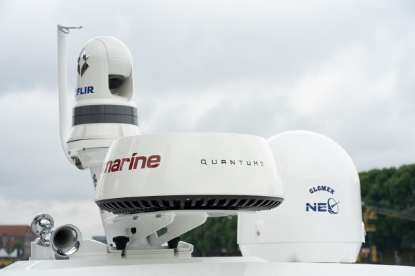 RAYMARINE QUANTUM 2 Q24D Doppler Radar Antenna / 15m power and data cable T70417 от прозводителя Raymarine